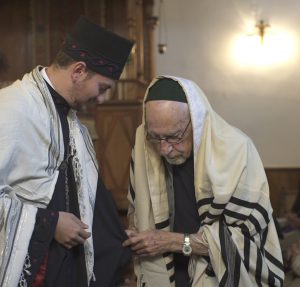 Nikos Stavroulakis with Rabbi Gabriel Negrin from Athens. © Sandra Barty & Ken Ross